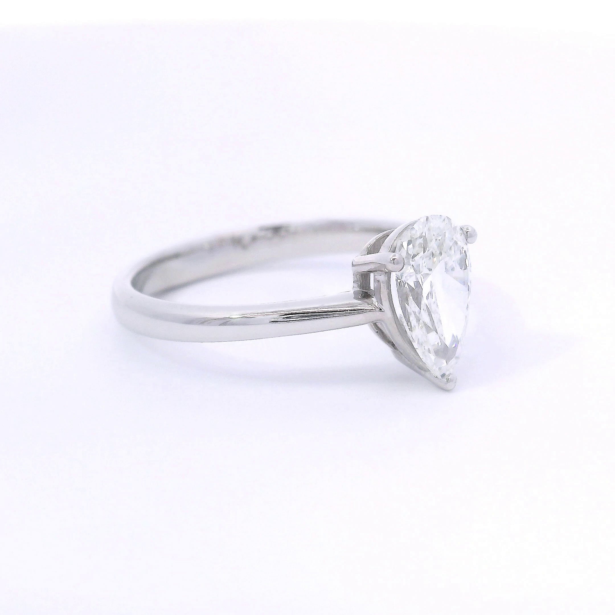 9k White Gold 1ct Pear Shaped Lab-Grown Diamond Solitaire