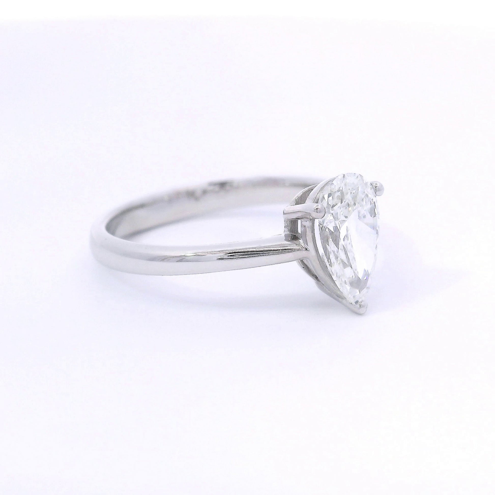 9k White Gold 1ct Pear Shaped Lab-Grown Diamond Solitaire