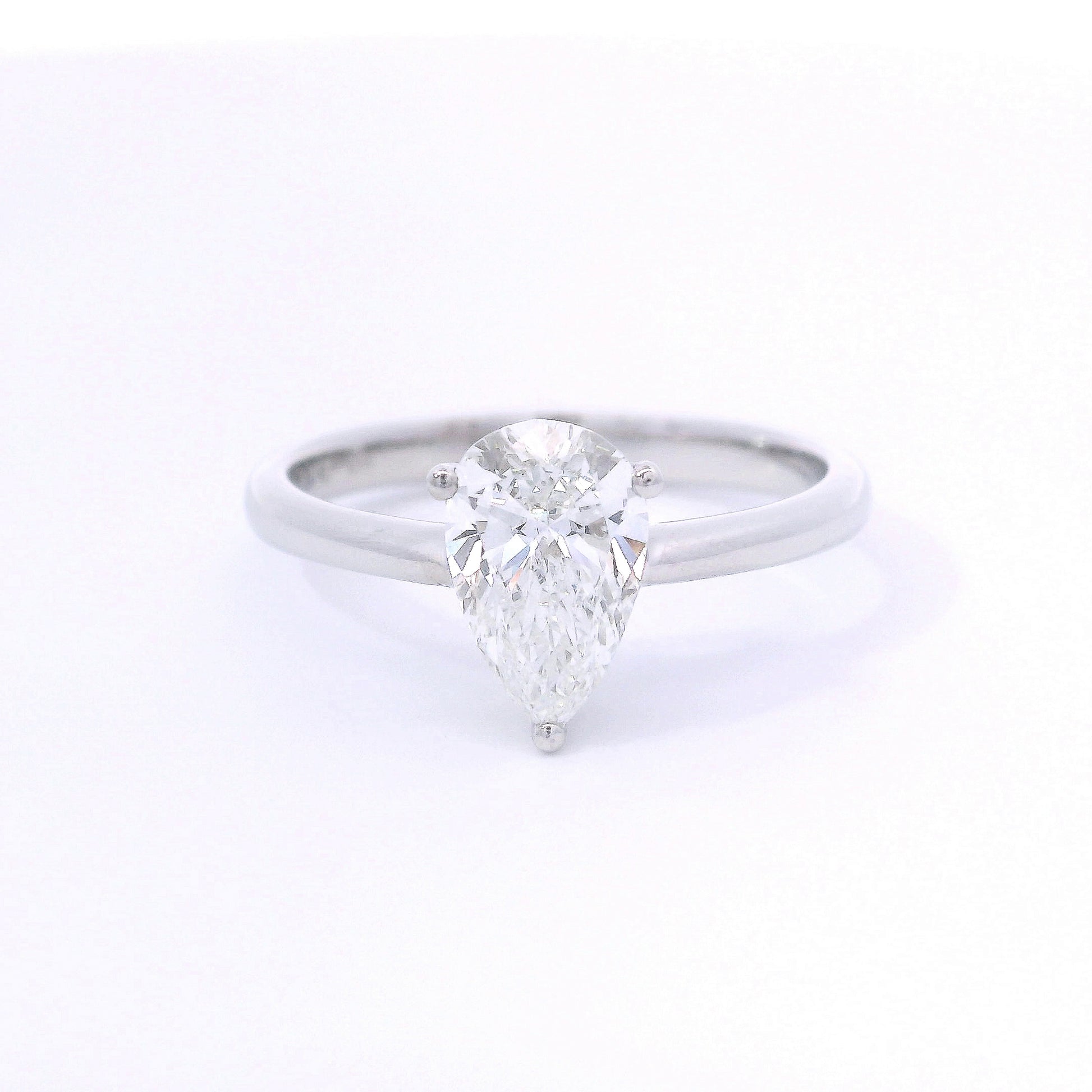 9k White Gold 1ct Pear Shaped Lab-Grown Diamond Solitaire