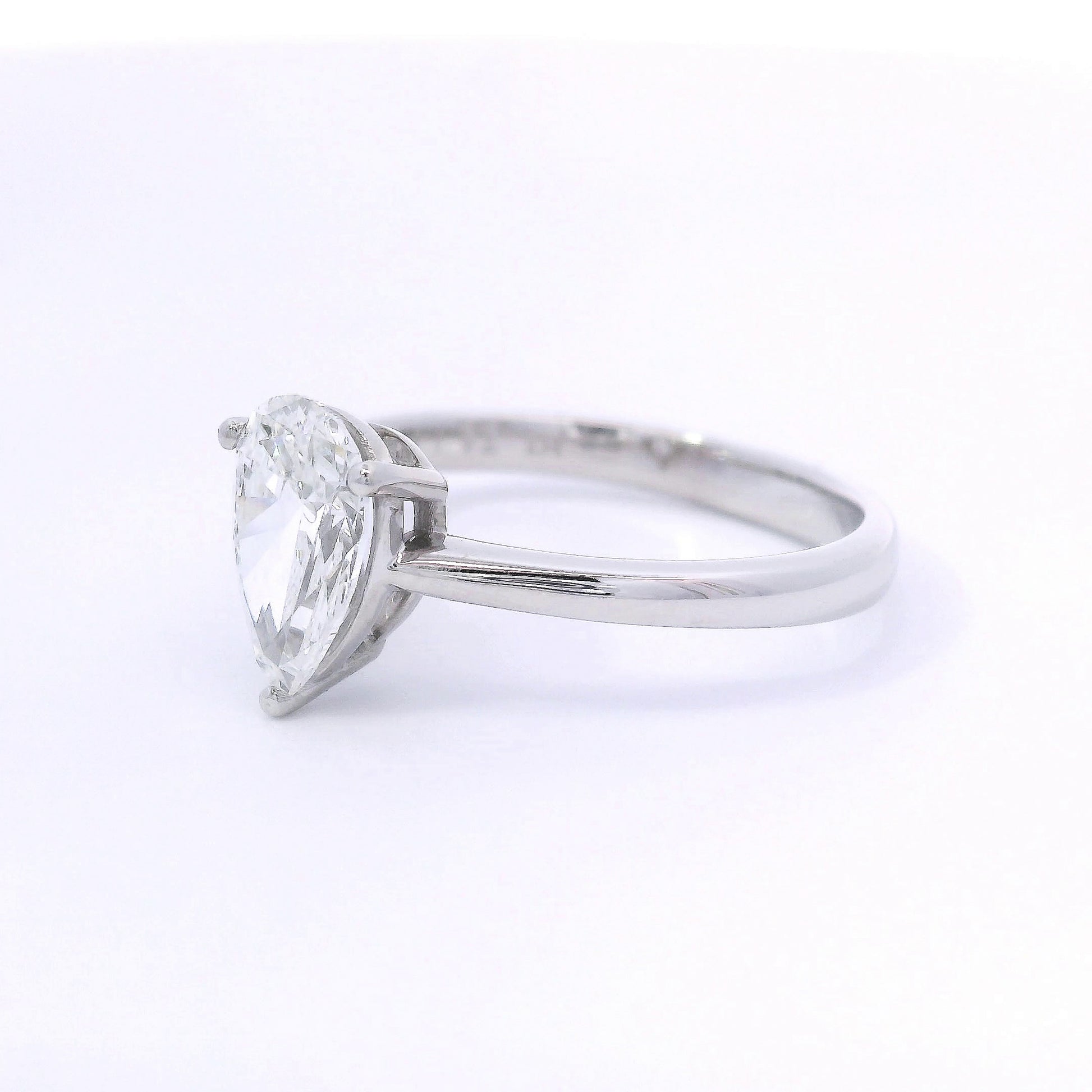 9k White Gold 1ct Pear Shaped Lab-Grown Diamond Solitaire