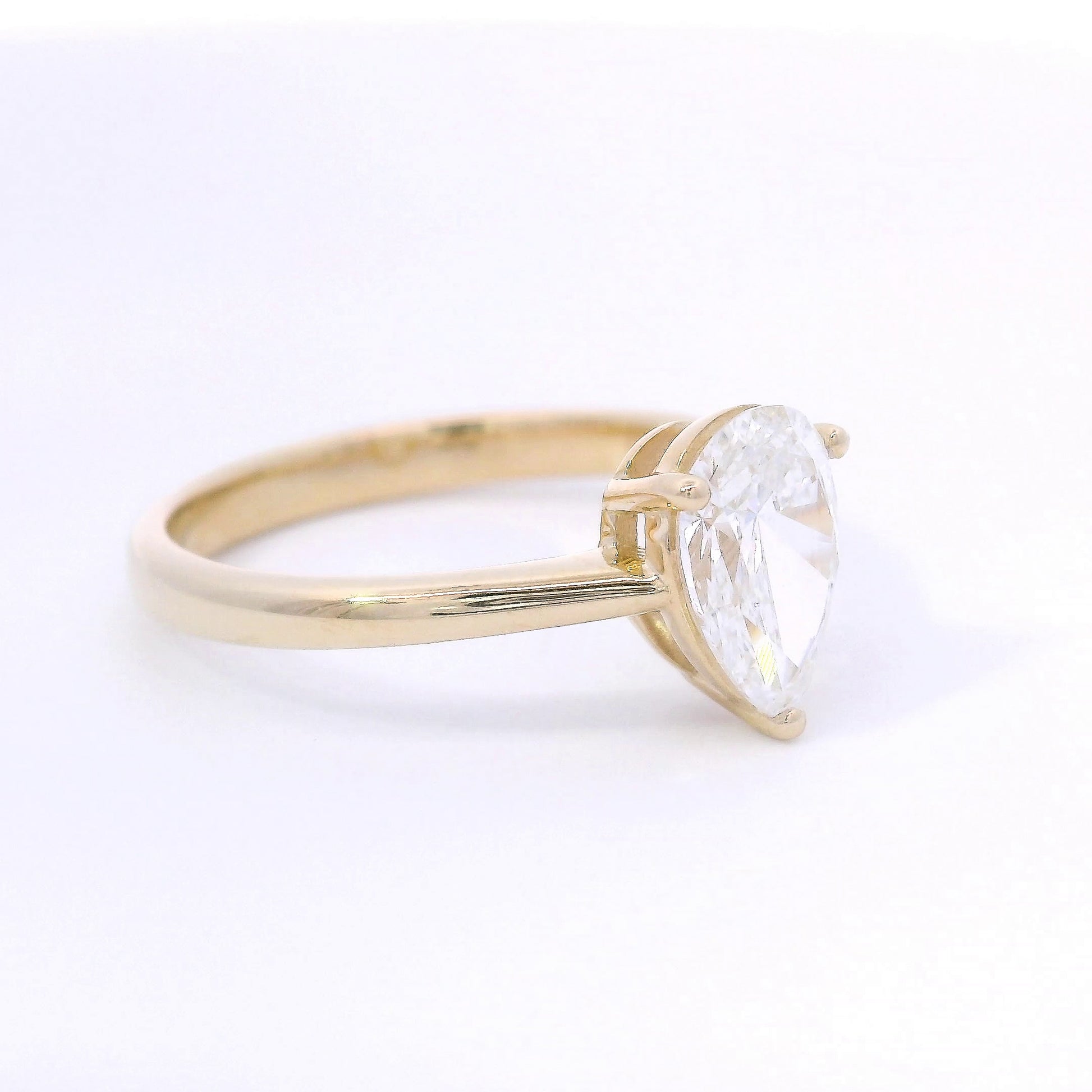 9k Yellow Gold 1ct Pear Shaped Lab-Grown Diamond Solitaire