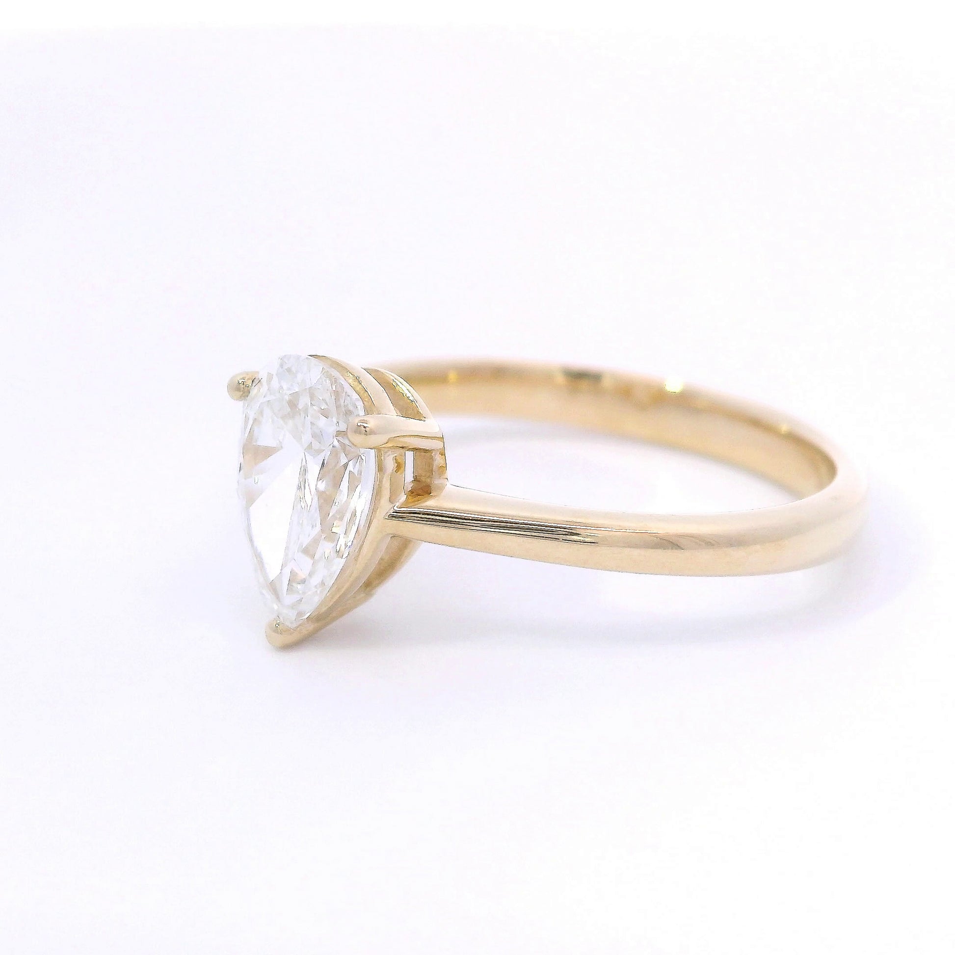 9k Yellow Gold 1ct Pear Shaped Lab-Grown Diamond Solitaire